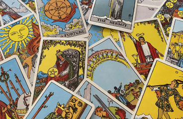 “Tarotini’s Top Love Tarot Spreads: Navigating Matters of the Heart”